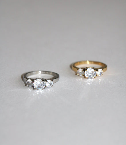 DEMURE LITTLE FINGER RING