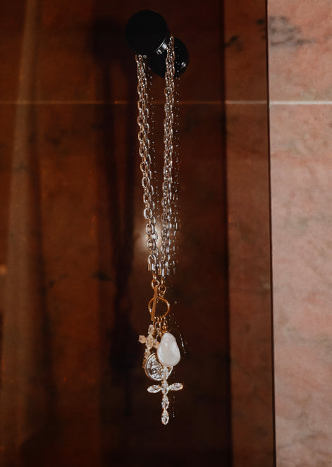 SILHOUETTE NECKLACE