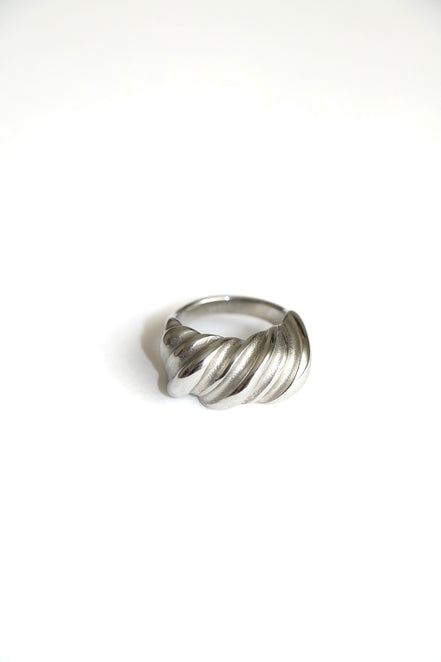 TWISTED RING