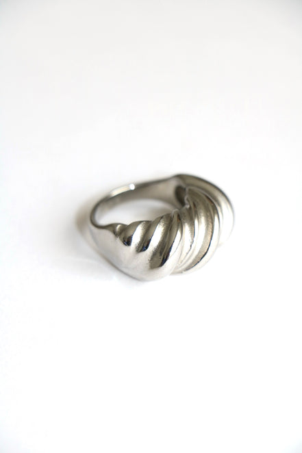 TWISTED RING