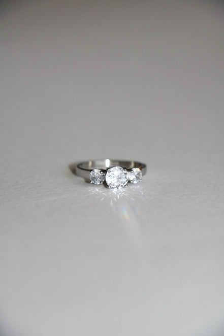DEMURE LITTLE FINGER RING