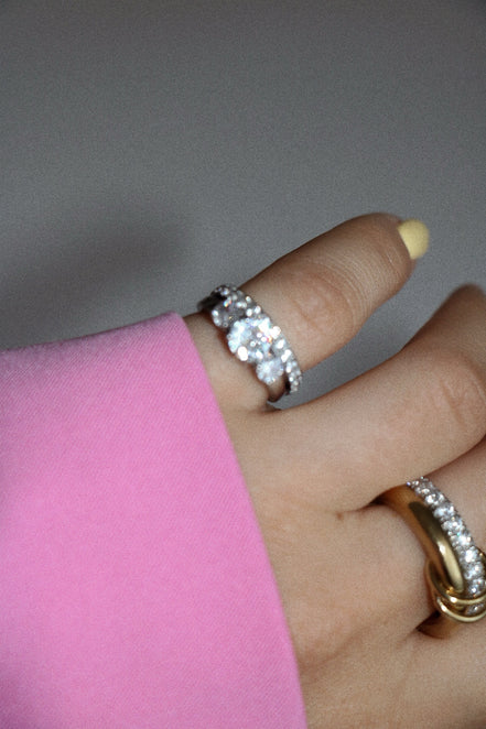 DEMURE LITTLE FINGER RING