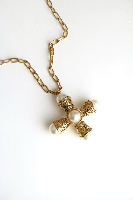 LEGENDARY NECKLACE